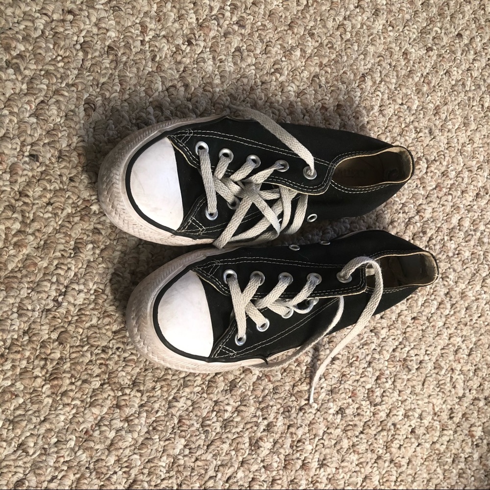 Black and white low top converse